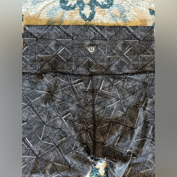 Lululemon black & white geometric shaped leggings. Size is either size 0 or 2 - Picture 2 of 5